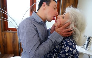 Mature Kissing Pics